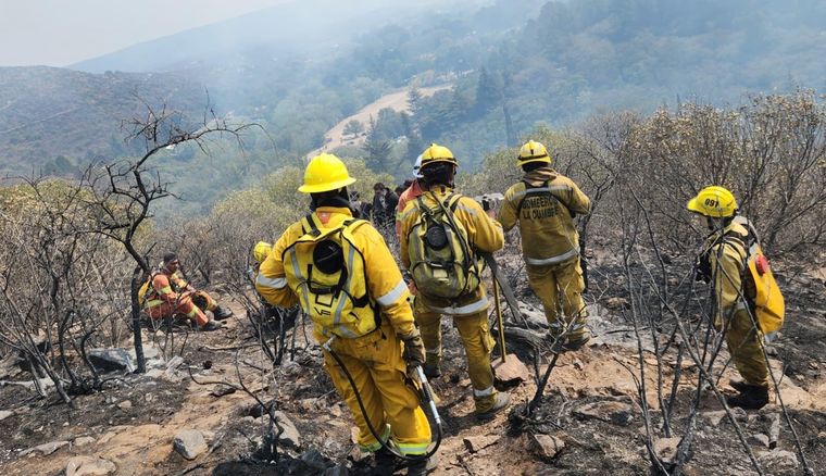 Los bomberos hacen guardias de cenizas Foto: X/ Gobierno de Córdoba