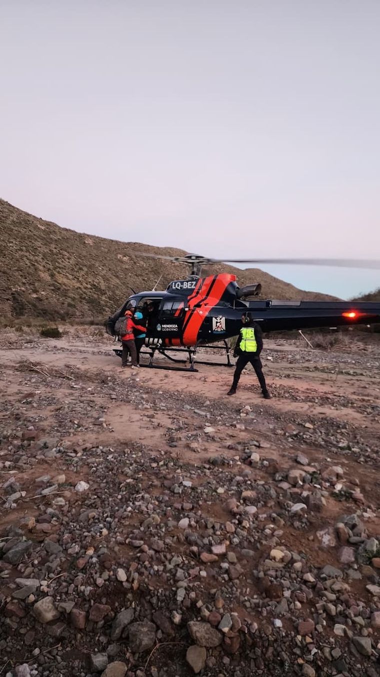 La mujer debió ser traslada en helicóptero ya que no podía seguir el recorrido por su cuenta. La mujer debió ser traslada en helicóptero ya que no podía seguir el recorrido por su cuenta.