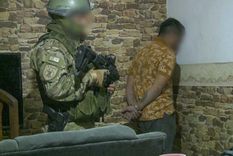 Un total de seis sospechosos fueron detenidos por efectivos de la Agencia de Investigación Criminal (AIC), en Rosario, luego de 15 allanamientos en los barrios Ludueña, Empalme Graneros y en la ciudad de Puerto Gaboto, acusados de formar parte de una banda de sicarios, en el marco de una investigación por tres asesinatos en la zona. Foto: NA