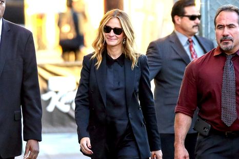 Julia Roberts nos presenta estos looks rocker con calzas de cuero Foto: Us Weekly