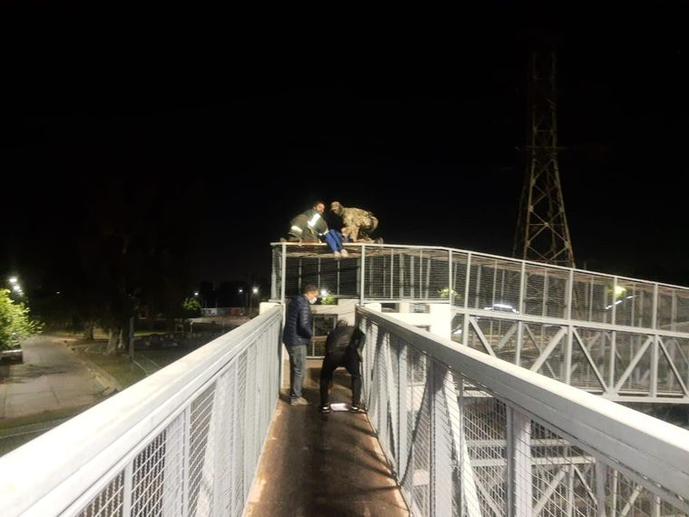 La mujer intentó tirarse de un puente pero lograron que desistiera