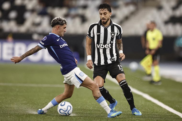 Racing enfrenta a Botafogo en el Olímpico Nilton Santos.