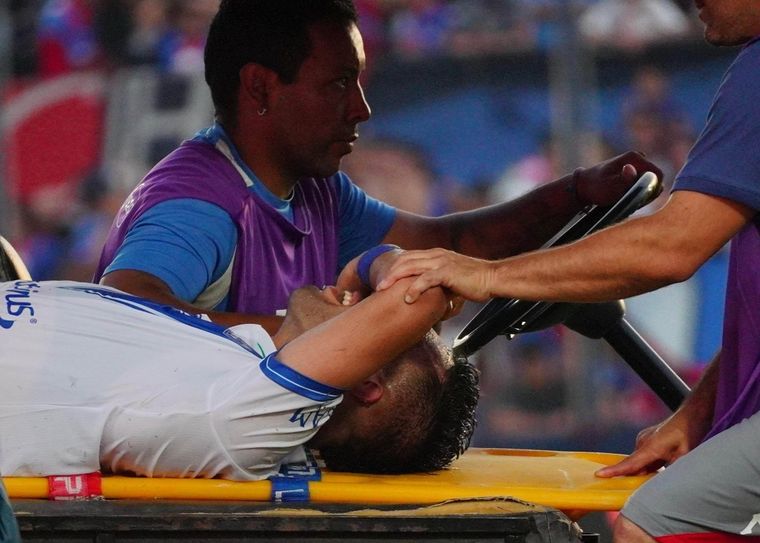 Joaquín García es retirado del campo de juego mientras no puede soportar el dolor. Duro momento para el lateral de Vélez. Foto: FotoBaires