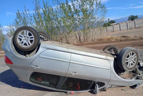 El accidente ocurrió luego de que el conductor del rodado intentara esquivar un monticulo de tierra.