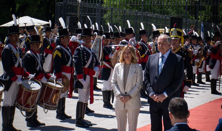 La presidenta del Consejo de Ministros de Italia, Giorgia Meloni, junto al canciller Gerardo Werthein en un homenaje al prócer José de San Martín. Foto: Analía Melnik/MDZ