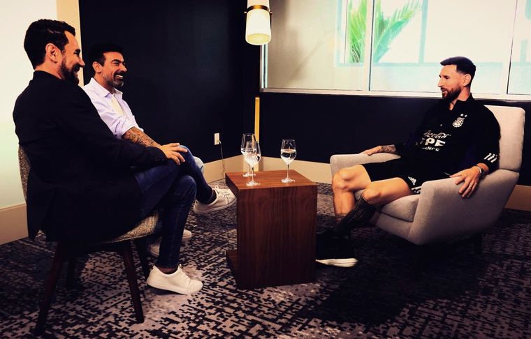 Lavezzi - Messi El Pocho y Leo compartieron un divertido momento en una entrevista para Conmebol.