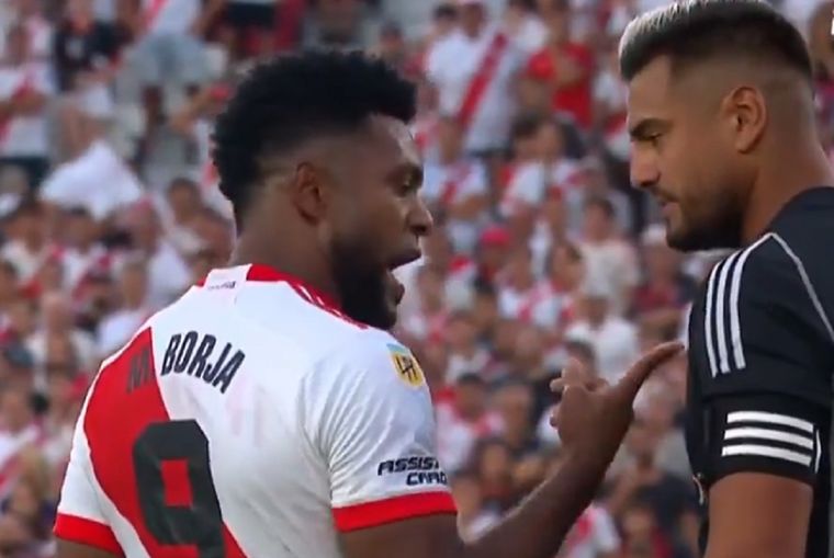 El clásico terminó con un particular cruce en tiempo de descuento.