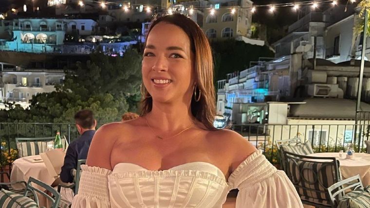 Adamari López recorrió España e Italia en tenis blancas y se la vio guapísima. Foto: El Intranews