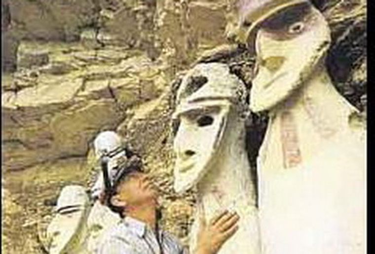 Figuras muy extrañas en estudio.