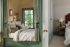 Cabeceros llamativos, una de las 11 tendencias previstas para 2025 en el diseño de los dormitorios. Foto: Anthropologie y MLH. Trove de Studio Duggan