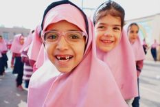 Niñas y niños de Irán juntoa jóvenes ya participan de la guerra contra Estados Unidos e Israel. Foto Efe