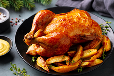 El caballito de batalla en toda mesa es esta receta de pollo al horno con papas.