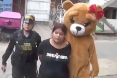 La Policía y el osito con la acusada Foto: Captura de video