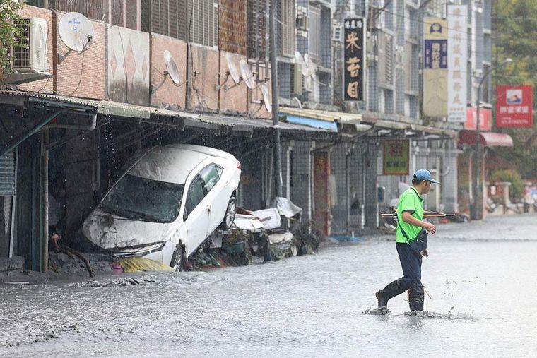 Los daños materiales fueron cuantiosos por donde pasó el tifón.