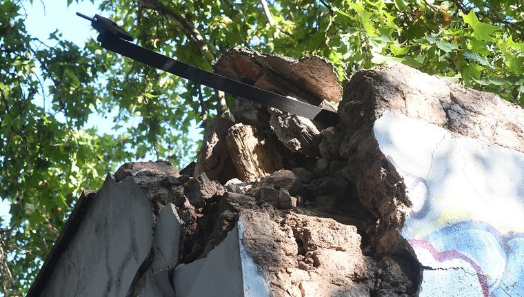 El incendio terminó de debilitar la estructura del edificio que estaba en malas condiciones. El incendio terminó de debilitar la estructura del edificio que estaba en malas condiciones.