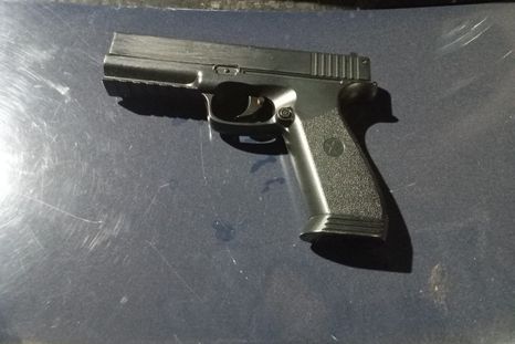 El hecho ocurrió en las Heras y fueron detenidos dos menores y se secuestró una pistola de aire comprimido. El hecho ocurrió en las Heras y fueron detenidos dos menores y se secuestró una pistola de aire comprimido.