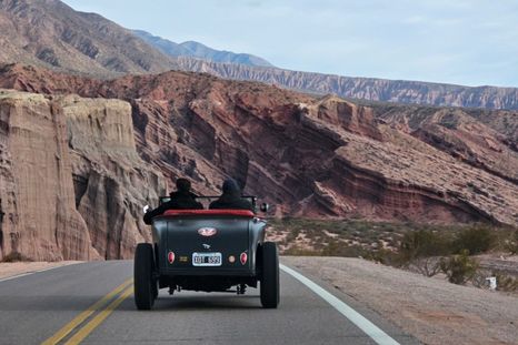 En medio de los imponentes paisajes del Noroeste argentino, dieciséis autos clásicos realizan un épico viaje que combinará pasión fierrera, amistad y turismo por escenarios de película del NOA. En medio de los imponentes paisajes del Noroeste argentino, dieciséis autos clásicos realizan un épico viaje que combinará pasión fierrera, amistad y turismo por escenarios de película del NOA.