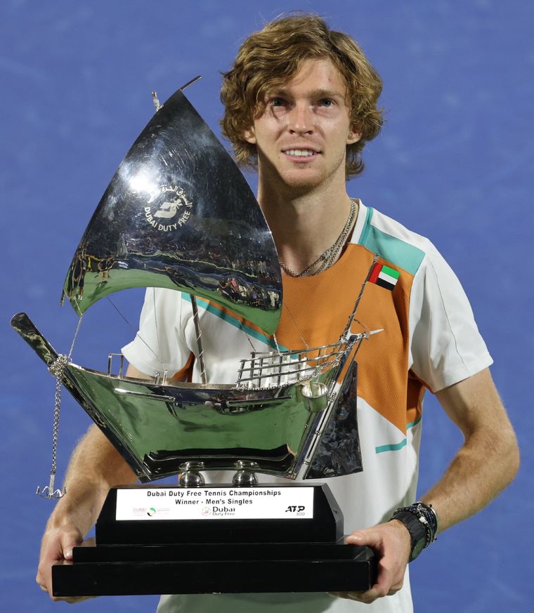 Rublev y su nuevo trofeo del ATP 500 de Dubai.