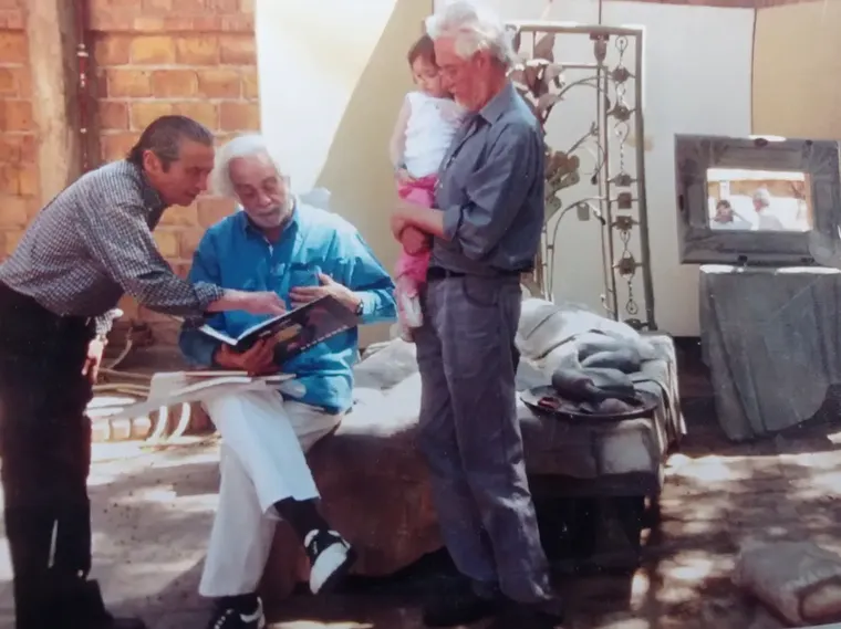 Desde la cuenta de Instagram de La Casa del Escultor Roberto Rosas recordaron a Carlos Alonso con una imagen de su visita al taller en 2005. En la foto junto al maestro José Bermúdez y Roberto Rosas con su hija Paloma en brazos.