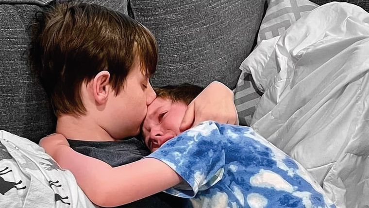 Ian consoló a su hermano menor y la foto se hizo viral.
