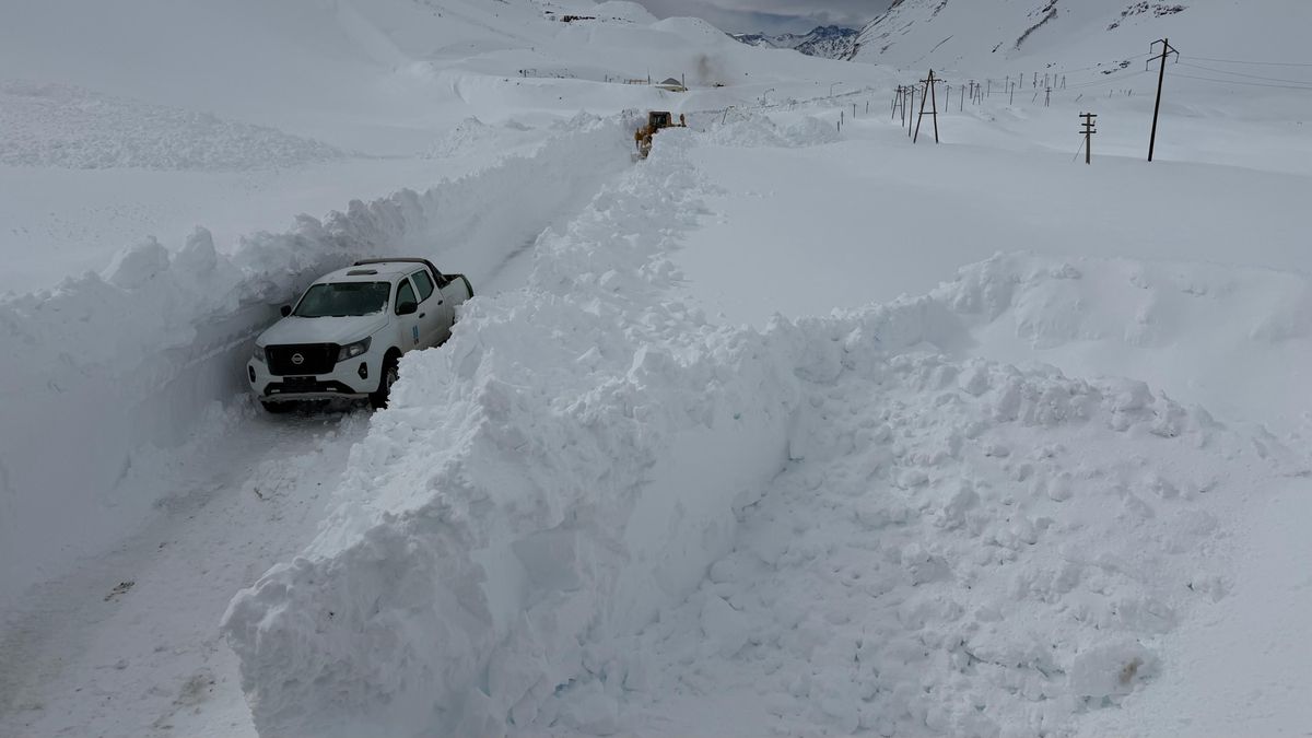 Emergencia en Alta Montaña: Operativo masivo para rescatar personas aisladas y despejar la Ruta 7