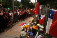 Simpatizantes del expresidente chileno Sebastián Piñera se reúnen en un memorial en su honor frente a su casa en Santiago el 6 de febrero de 2024. Foto: RAUL BRAVO / AFP