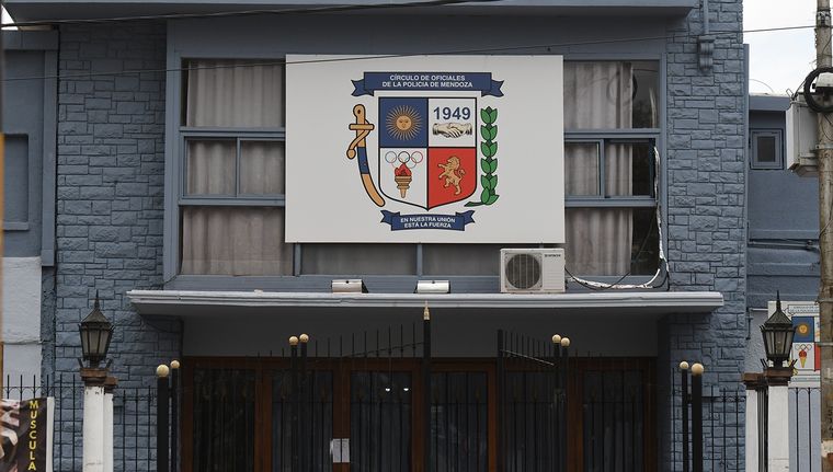 El predio que pertenece al Circulo de Oficiales de la Policía está ubicado en la calle Boulogne Sur Mer frente al Parque General San Martín. Foto: MDZ