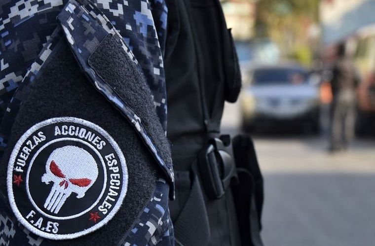 Su indumentaria siniestra busca amedrentar a la población, denuncian los expertos. Foto: GETTY IMAGES