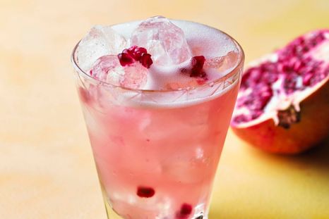 Tequila rosa. Foto: Edible Delmarva - https://edibledelmarva.ediblecommunities.com/recipes/pink-tequila-fizz