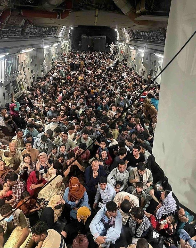 Miles de personas trataron de abandonar Kabul cuando la capital afgana fue tomada por los talibanes en 2021, como estas evacuadas en un avión de la fuerza aérea de EE.UU.
