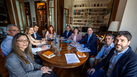 Cristina Fernández de Kirchner junto a los economistas que recibió en su casa. Cristina Fernández de Kirchner junto a los economistas que recibió en su casa.