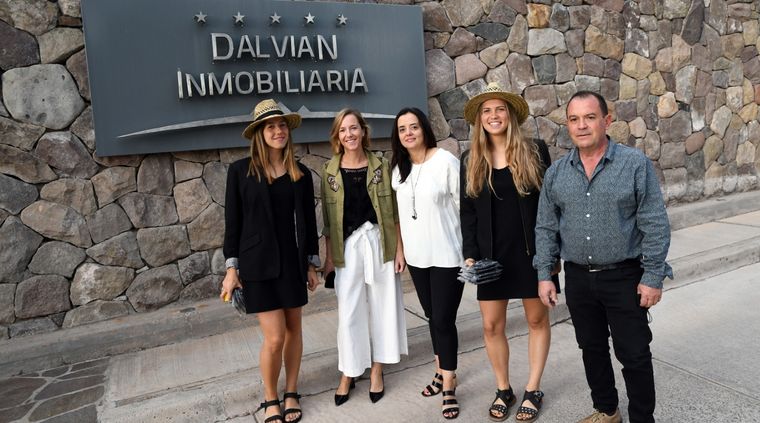 El staff de Dalvian recibió a los corredores. ¡No te pierdas la galería de fotos al final de la nota! Foto: ALF PONCE MERCADO / MDZ