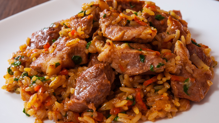 Entrá en calor con esta receta de guiso de arroz y carne