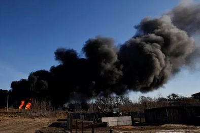 MDZol | Una columna de humo se eleva desde tanques de combustible en llamas que, según los locales, fueron alcanzados por cinco cohetes en la base aérea de Vasylkiv, en las afueras de Kiev este 12 de marzo. Foto: Reuters