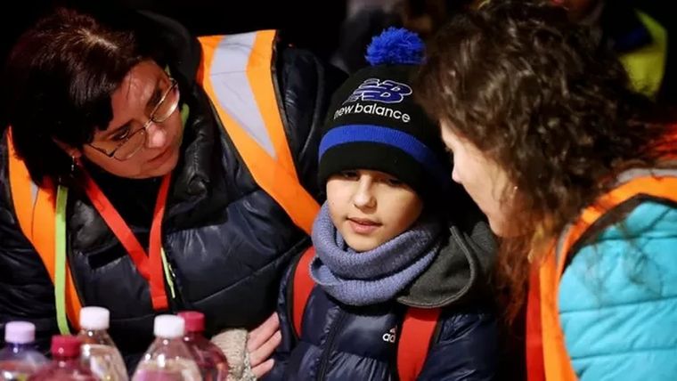 Foto: SLOVAK INTERIOR MINISTRY. Hassan recibió comida y bebida de voluntarios en la frontera que luego contactaron a sus familiares en Bratislava.