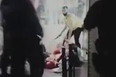 Violencia El sujeto en pleno ataque. Luego fue baleado por los efectivos.