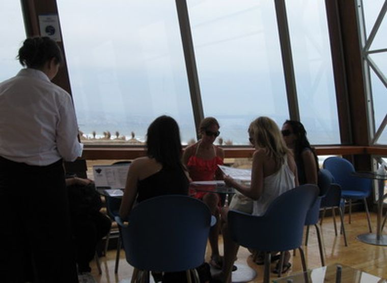 Desde el bar La Marina, en Reñaca, la vista de Valaparaíso se ha opacado por la niebla.