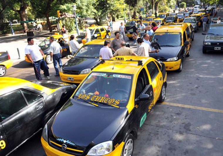 Los taxis estacionaron frente a la Legislatura provincial. Foto: Nacho Gaffuri / MDZ