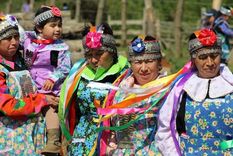 Mapuches de Chile, con vestimentas tradicionales. Foto: Psyciencia.