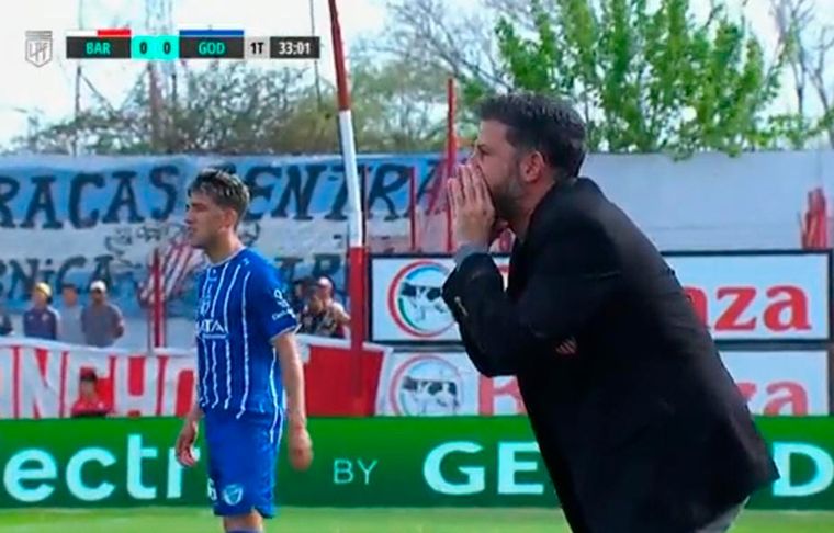 De Paoli se cruzó feo con Pier Barrios, lateral de Godoy Cruz, en pleno partido.