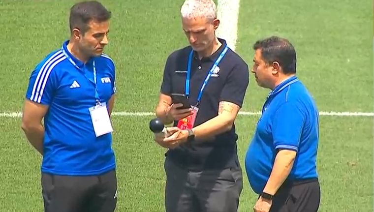 Un oficial de FIFA utilizó un medidor de estrés térmico para establecer los efectos de la temperatura, la humedad y la luz radiante, y determinar si pararán el partido en cada tiempo para hidratarse. Foto: captura TyC Sports