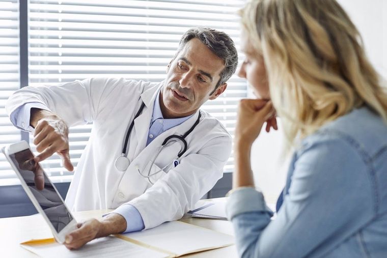 El acceso a las historias clínicas, coberturas del PMO y respeto de la relación médico paciente son algunos de los derechos que tienen los pacientes y frecuentemente son vulnerados Foto: MAPFRE