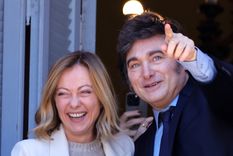 El presidente Javier Milei junto a su par italiana, Giorgia Meloni, en el balcón de la Casa Rosada durante la visita de la mandataria europea a Buenos Aires. Foto: EFE