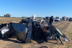 El auto quedó partido en dos dada la violencia del impacto