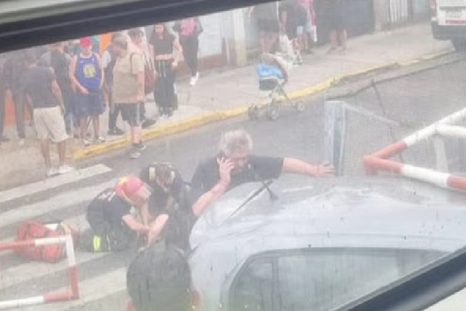 Accidente en el Tren Sarmiento: una formación chocó contra un auto en Ramos Mejía