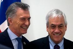 Macri - Piñera El expresidente de Argentina y una chicana futbolera con el expresidente de Chile.