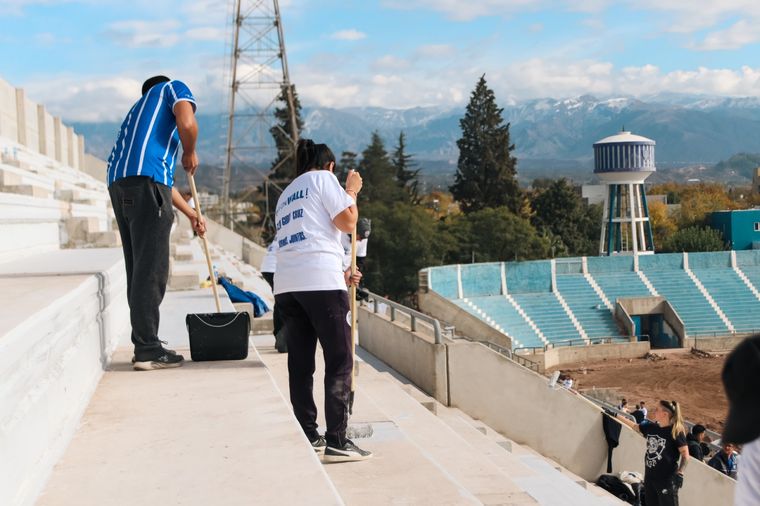 Los hinchas del Tomba comenzaron a pintar el Gambarte y cada vez falta menos para el regreso al estadio. Foto: Santiago Tagua / MDZ