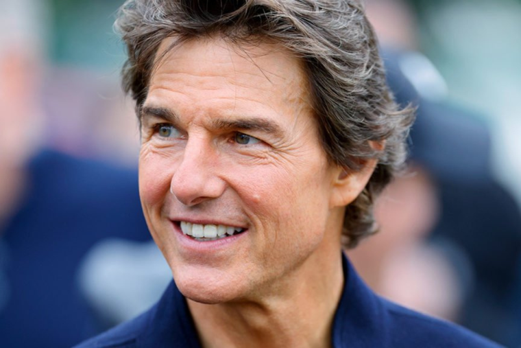 TOM CRUISE VUELVE A IMPACTAR EN PLENO RODAJE. EL ACTOR APARECIÓ COLGADO DE UNA AVIONETA HACIENDO PIRUETAS.