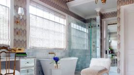 Una buena iluminación puede hacer que un baño pequeño parezca más grande y que un baño grande se sienta más íntimoCréditos: Creative Tonic Design Una buena iluminación puede hacer que un baño pequeño parezca más grande y que un baño grande se sienta más íntimoCréditos: Creative Tonic Design