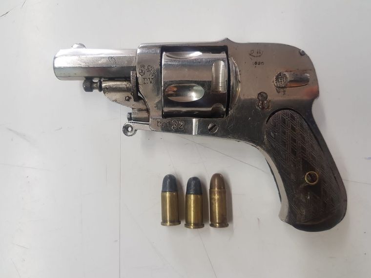 El revólver que estaba en poder de las arrestadas. Foto: Ministerio de Seguridad